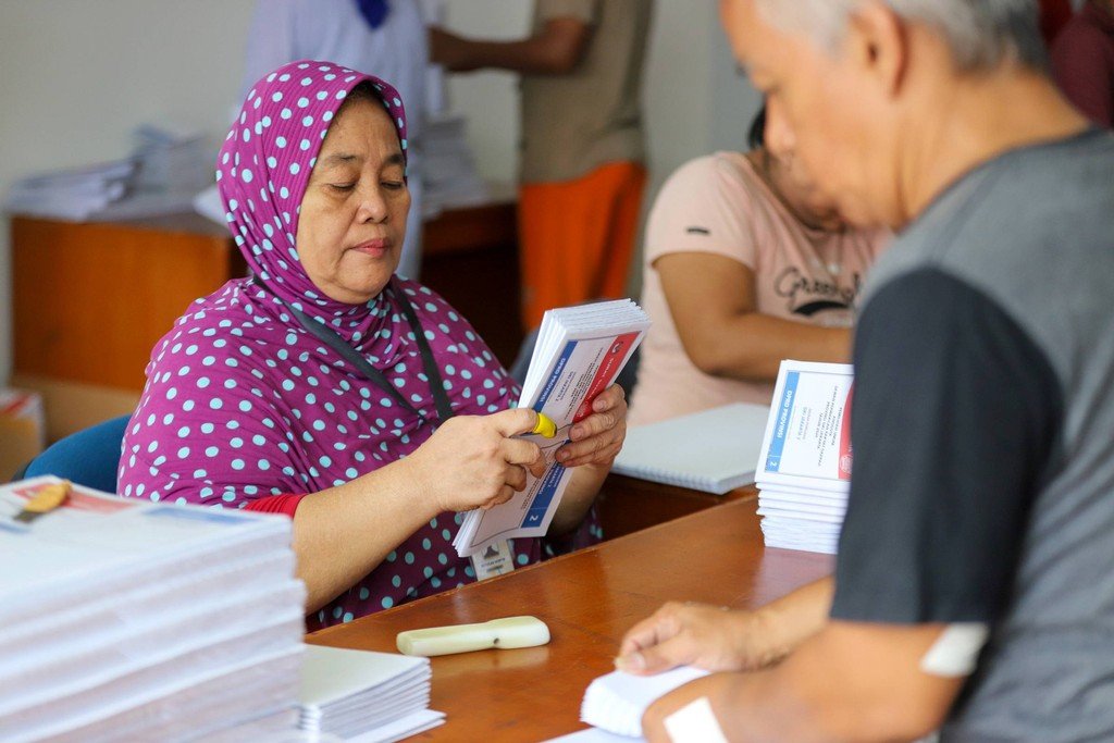 Sejumlah pekerja menyortir dan melipat surat suara pasangan calon Presiden dan Wakil Presiden untuk Pemilu 2024 di Kantor Komisi Pemilihan Umum (KPU), Jakarta Utara,